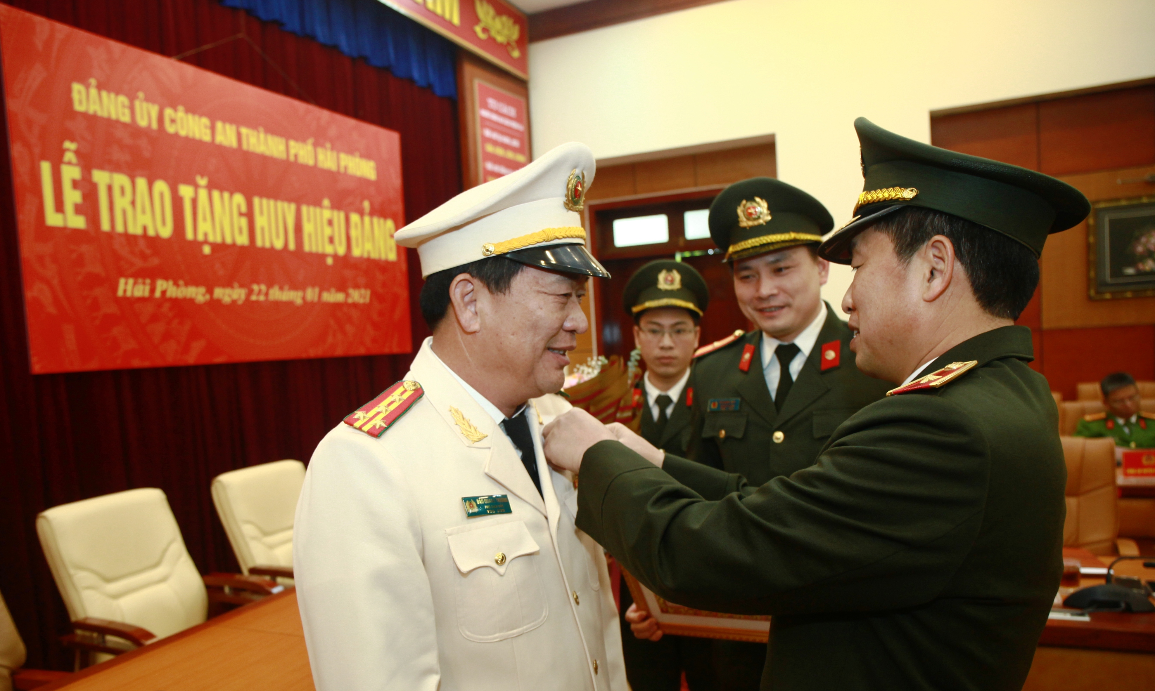  Đảng ủy Công an thành phố trao tặng Huy hiệu 30 năm tuổi Đảng 